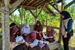 Salam Adenan, Pendekatan Mahasiswa Bandung Tingkatkan Literasi di Alam Terbuka
