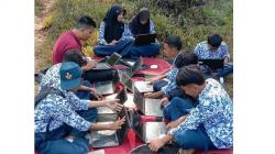 Viral Siswa SMP di Lebak Banten Cari Sinyal sampai Naik Bukit Kerjakan Tugas ANBK<