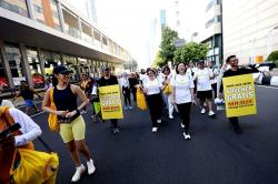 Keseruan Bagi-Bagi Bingkisan untuk Pengunjung Car Free Day