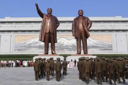 Korea Utara Ultah ke-76, Rakyat Korut Datangi Patung Kim Il Sung dan Kim Jong Il