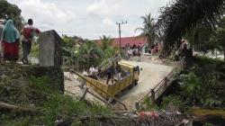 Jembatan Patah di Aceh Singkil, Truk Berjalan Mundur Lindas Pengendara Motor<