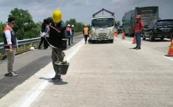 Keren! Tol Bakauheni Terbanggi Besar Uji Coba Marka Jalan Pakai Getah Pinus<
