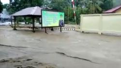 Terekam Video Detik-Detik Banjir Bandang Terjang Kantor Polisi di Madina<
