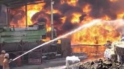 Pabrik Plastik di Gresik Ludes Terbakar, Karyawan Panik Berhamburan Selamatkan Diri