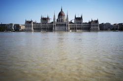 Sungai Danube Meluap Gedung Parlemen Hungaria Nyaris Terendam Banjir