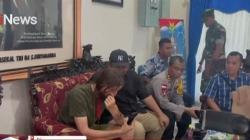Haru! Momen Pilot Susi Air Menangis Bahagia saat Video Call dengan Istri<