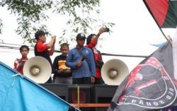 Massa Buruh Demo di Gedung Sate Bandung, Tuntut Kenaikan Upah Pekerja 1 Tahun<