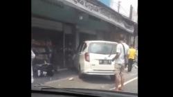 Kecelakaan di Wates, Mobil Oleng Tak Terkendali Tabrak Toko Oleh-Oleh dan 4 Motor<
