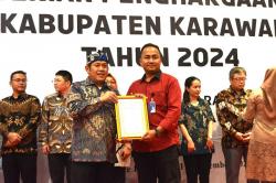 Pemkab Karawang Berikan Penghargaan TJSLP