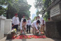 RK-Suswono Ziarah ke Makam MH Thamrin dan Benyamin Sueb di Karet Bivak