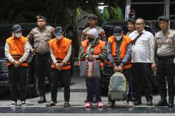 Tampang 6 Orang Kena OTT KPK di Kalsel Pakai Baju Tahanan