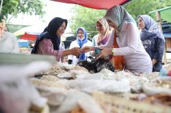 Blusukan ke Pasar Madrasah Jakbar, Atalia Beli Bawang Merah hingga Minum Jamu Kunyit Asam