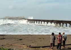 71 Nelayan Sukabumi Terjebak di Laut usai Jembatan Putus Dihantam Ombak<