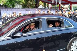 Lambaian Tangan dan Senyum Presiden Jokowi Tinggalkan Istana Kepresidenan