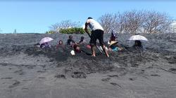 Terapi Pasir Besi di Pantai Pondok Kerakat, Dipercaya Bisa Sembuhkan Strok dan Reumatik<
