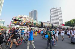 Ular Raksasa Terbuat dari Sampah Plastik