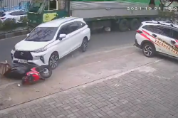 Rekaman CCTV Sopir Truk Brutal di Tangerang, Injak Gas Seruduk Orang dan Kendaraan