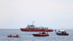 KM Bajak Laut Terbakar di Perairan Maumere NTT, 8 Penumpang dan Kru Diselamatkan<