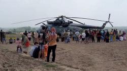 Penampakan Helikopter TNI AD Mendarat Darurat di Sawah Blora, Ramai Dikerumuni Warga