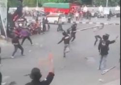 Debat Pilgub Sulsel Diwarnai Bentrok 2 Pendukung Paslon Gubernur di Makassar<