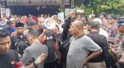 Massa Berbagai Elemen Demo KPU Pekalongan, Tuntut Netral di Pilkada 2024
