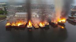 12 Kapal Terbakar di Pelabuhan Perikanan Nusantara Pekalongan, Asap Membubung Tinggi<