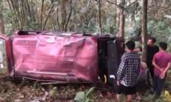 2 Mobil Masuk Jurang di Pacet Mojokerto Diduga Rem Blong, 10 Orang Luka-Luka<