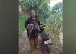 Viral 2 Guru SD di Lebak Mandi Lumpur usai Jatuh dari Motor saat Lewati Longsor<