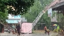 Hujan Disertai Angin Kencang, Tiang Pemancar Radio Roboh Timpa Rumah di Lampung Utara<
