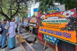 Karangan Bunga Penuhi SMK 4 Semarang usai Anggota Paskibra Tewas Ditembak Oknum Polisi<