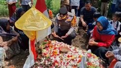 Doa dan Isak Tangis Iringi Pemakaman Bocah SD Korban Perundungan Kakak Kelas di Subang<