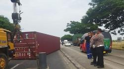 Kecelakaan di Pantura Indramayu, Truk Kontainer Oleng Tabrak Pagar Rumah Warga