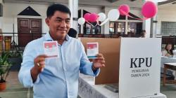 Cagub Sulut Yulius Selvanus Komaling Nyoblos di TPS 2 Sario, Yakin Tuhan Beri Kemenangan<