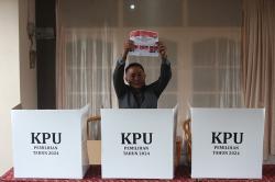 Foto Cagub Jakarta Dharma Pongrekun Nyoblos di TPS 31 Lebak Bulus
