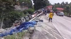 Rem Blong, Truk Semen Terjun ke Jurang di Solok<