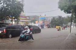 Banjir Bandung Hari Ini, Puluhan Pemotor Terpaksa Dorong Kendaraan karena Mogok<