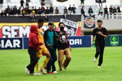 Sriwijaya FC Betah di Zona Degradasi, Suporter yang Kecewa Masuk Lapangan