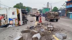 Kecelakaan Truk Terguling di Mojokerto, Sopir Mengantuk Tabrak Separator Jalan<
