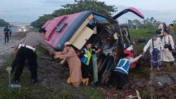 Kecelakaan di Tol Solo-Ngawi, Bus Bawa 27 Penumpang Terguling Tabrak Pembatas Jalan<