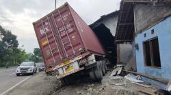 Rem Blong, Truk Kontainer Tabrak Warung Makan dan Gudang di Boyolali