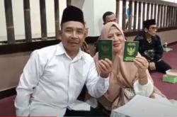 Kisah Romantis Sejoli Lansia di Kuningan Ikuti Nikah Massal, Ketemu Jodoh via Facebook<