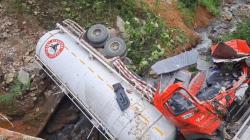 Tergelincir, Truk Semen Terjun ke Jurang di Madina<