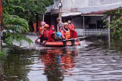 Banjir Makassar Meluas, Ketinggian Air Capai Atap Rumah Warga<