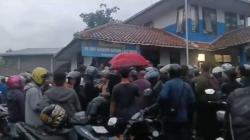 Ratusan Korban Tumpahan Cairan Berbahaya di Jalan Cikalong Wetan Berdatangan ke Polres Cimahi<