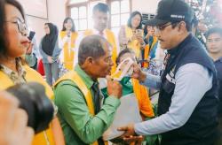 Kunjungi Korban Banjir di Makassar, Mensos Gus Ipul Berbagi Kasih Natal ke Pengungsi<