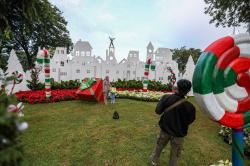 Warna-warni Dekorasi Natal Hiasi Taman Lapangan Banteng
