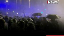 Polisi Tembakkan Water Canon Bubarkan Aksi Demo Tolak PPN 12 Persen di Patung Kuda