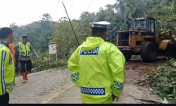 Longsor Timbun Akses Jalan di Madina, Kemacetan Capai 10 Km<