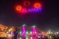 Drone Show Hiasi Langit Palembang, Ribuan Warga Nonton dari Jembatan Ampera