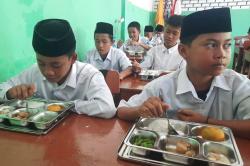 Antusias Santap Makan Bergizi Gratis, Siswa Depok: Terima Kasih Pak Prabowo